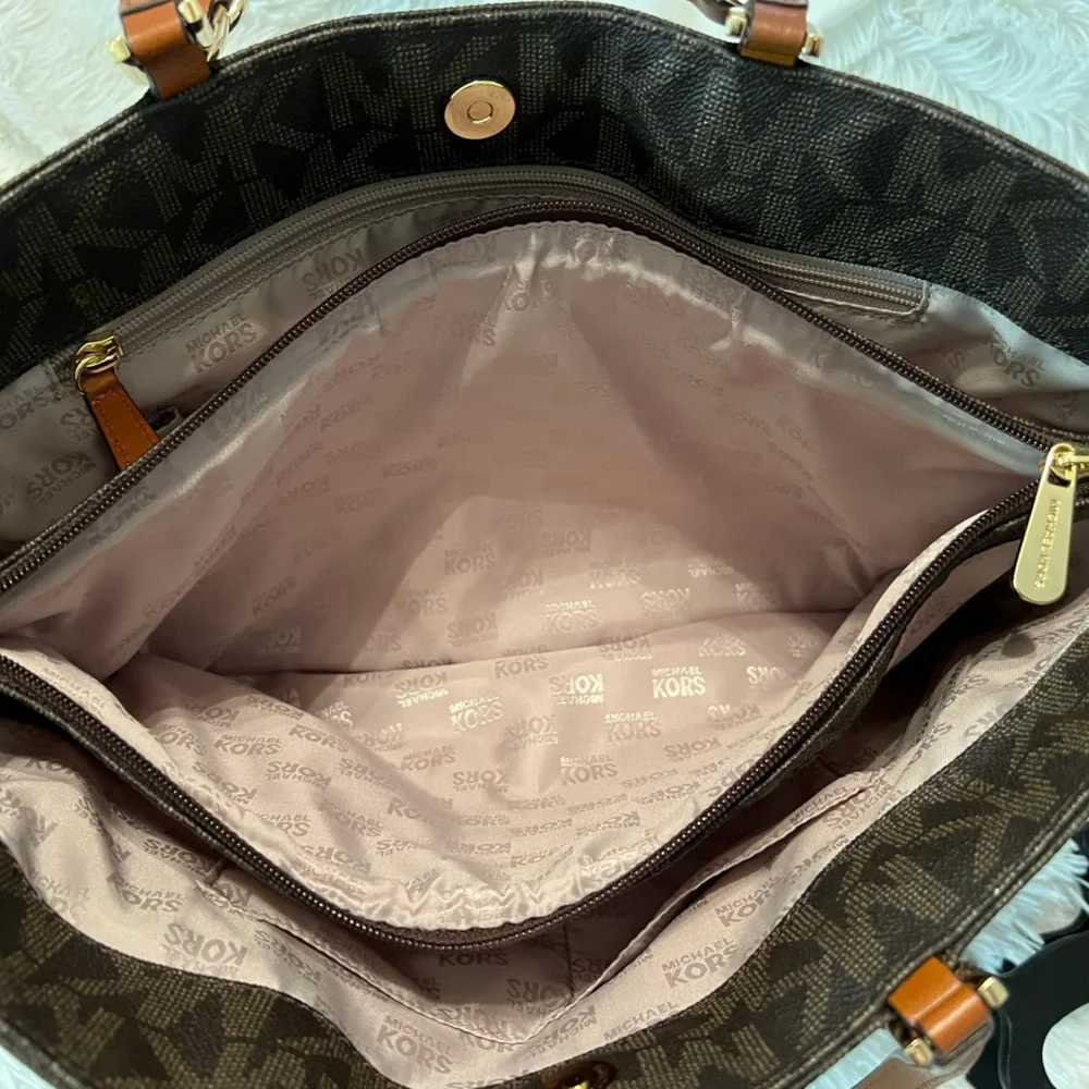Michael Kors large Harper East West Signature Tote Handbag - LIKE NEW!